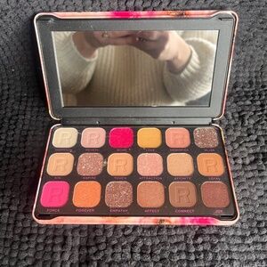 Makeup Revolution | Forever Flawless Affinity | 18 Eyeshadow Palette